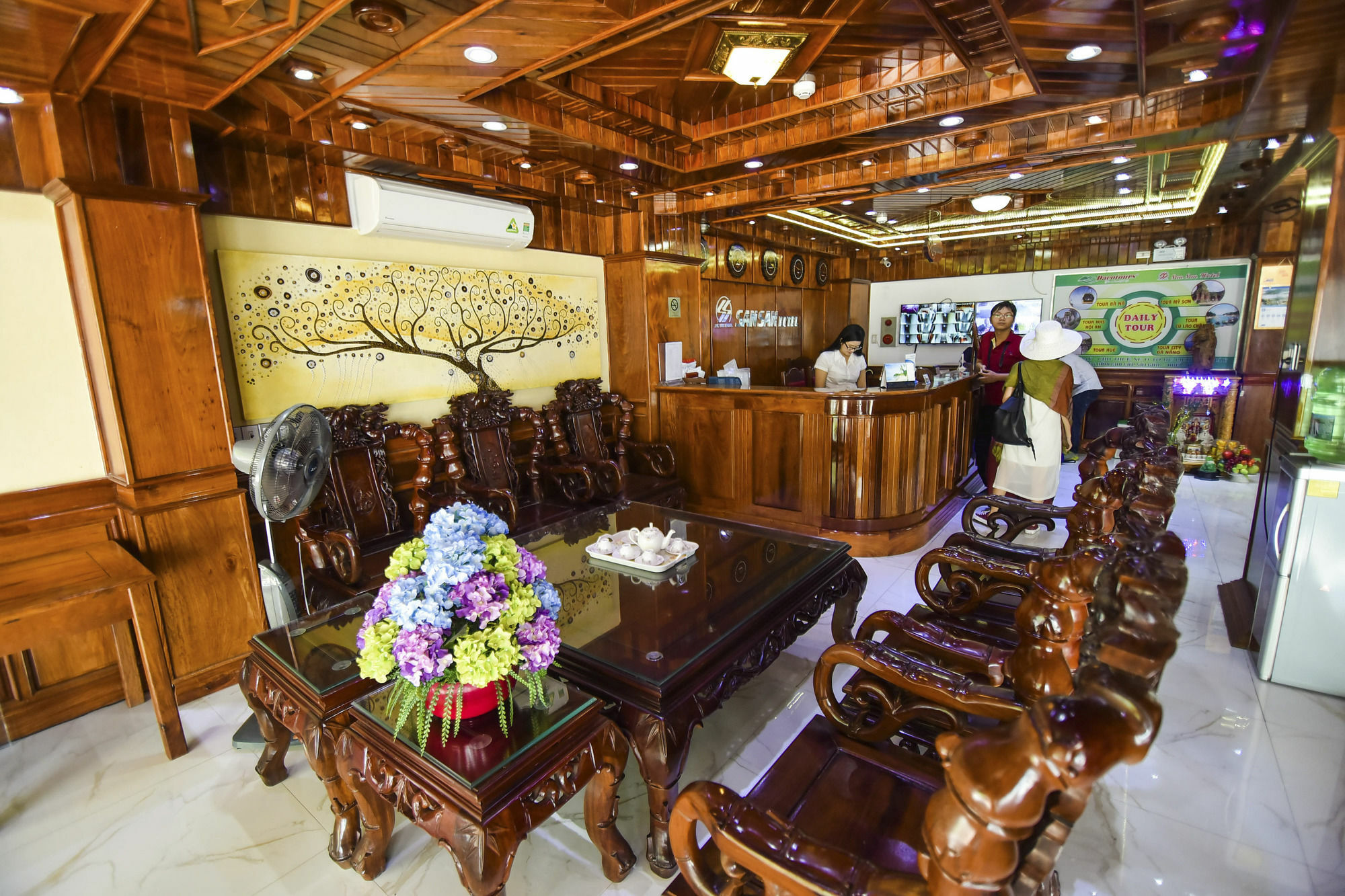 Khách sạn San San